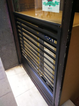 Ejemplo rejilla Unidad exterior motor compresor par a pie de calle local comercial + Cajon interior