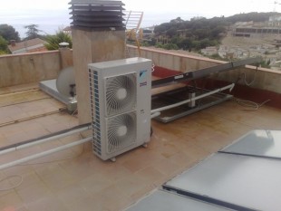 Instalación Daikin Atherma para calefacción y aire acondicionado con apoyo de placas solares con soportes motorizados