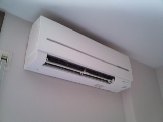 Mitsubishi Electric modelo del 2010 MSZ-SF15 para 2x1 en habitaciones pequeñas