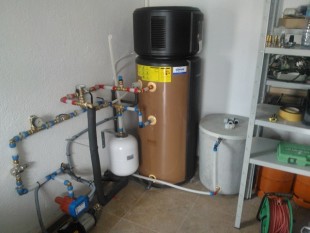 Unidad de Aerotermia de ACS 190L + Grupo de presión a 3,5KG Mundoclima para casa aislada de 150m2