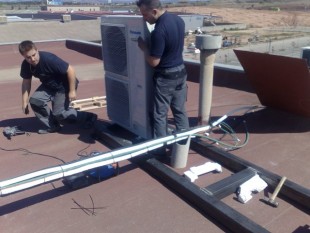 Instalación de equipos Panasonic industriales sobre una cubierta con estructura de soportación